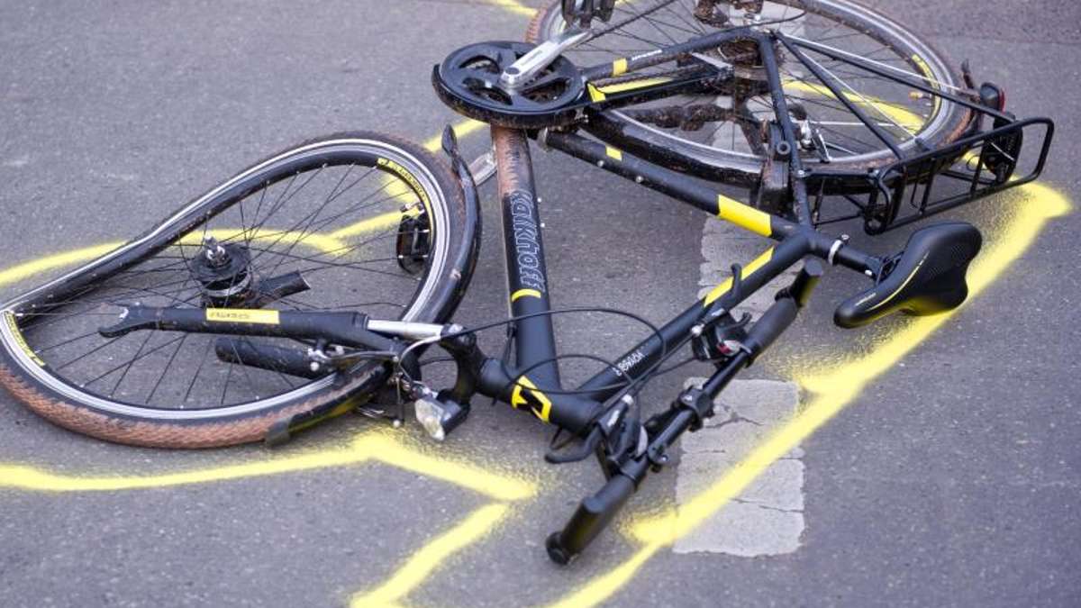 Hildburghausen: Von Auto übersehen: Radfahrerin wird schwer verletzt