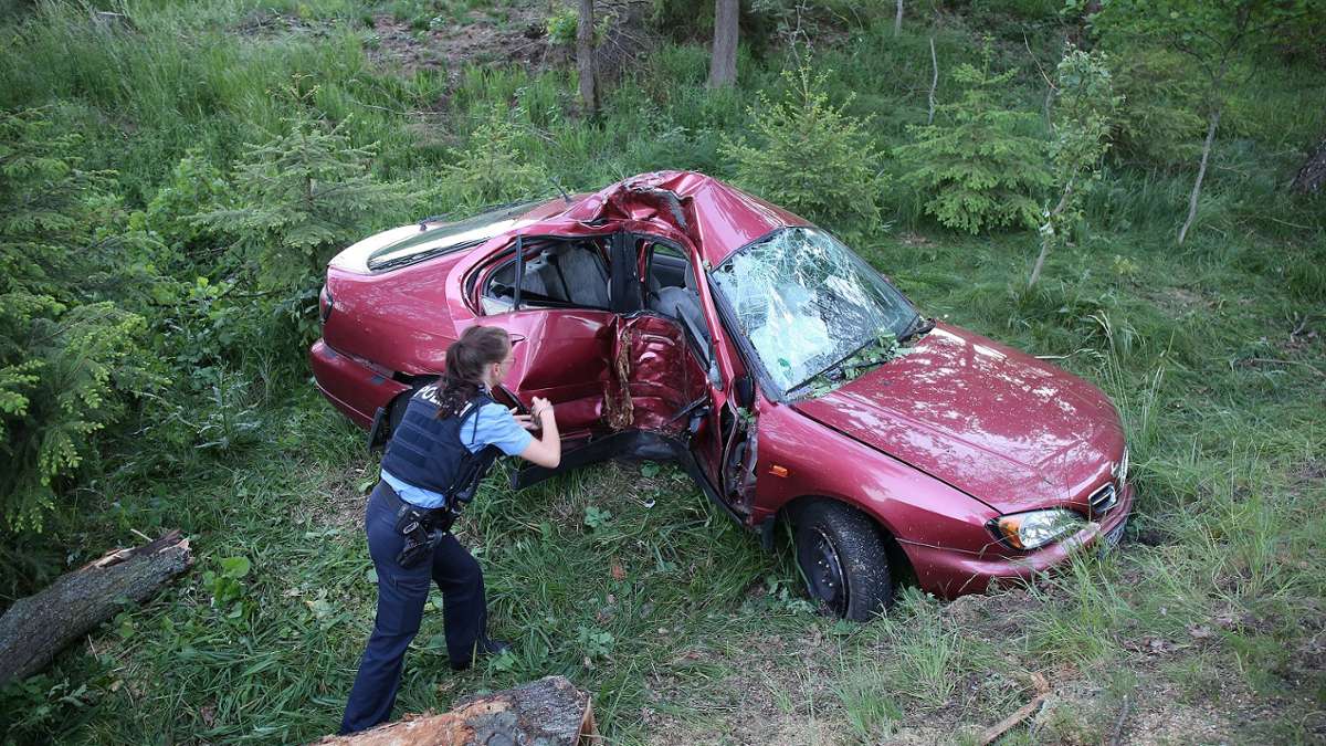 Thüringen: Auto kracht gegen Baum - Beifahrer stirbt noch am Unfallort