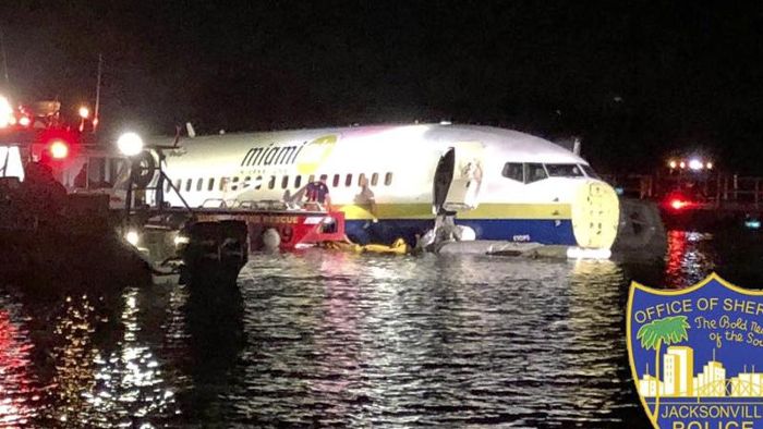 Boeing 737 rutscht bei Landung auf US-Flughafen in Fluss