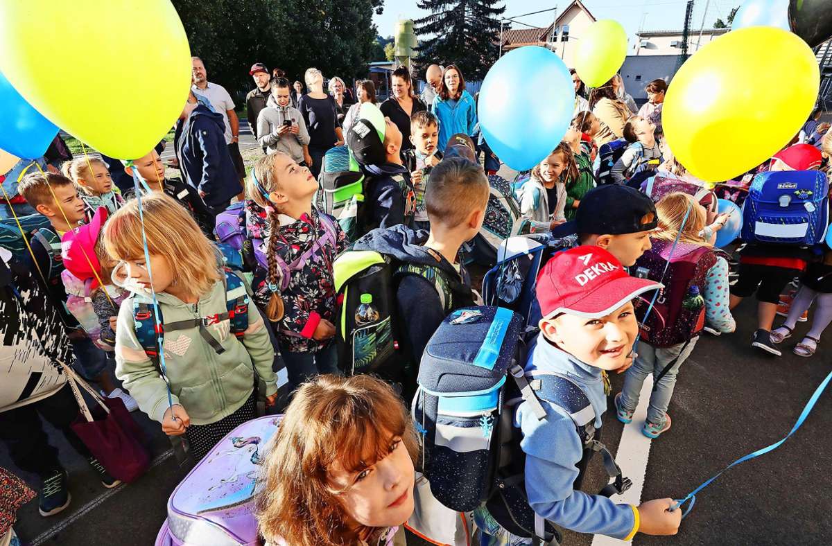 Die Erstklässler haben zum ersten Schultag im sanierten Schulgebäude in Benshausen bunte Luftballons steigen lassen.