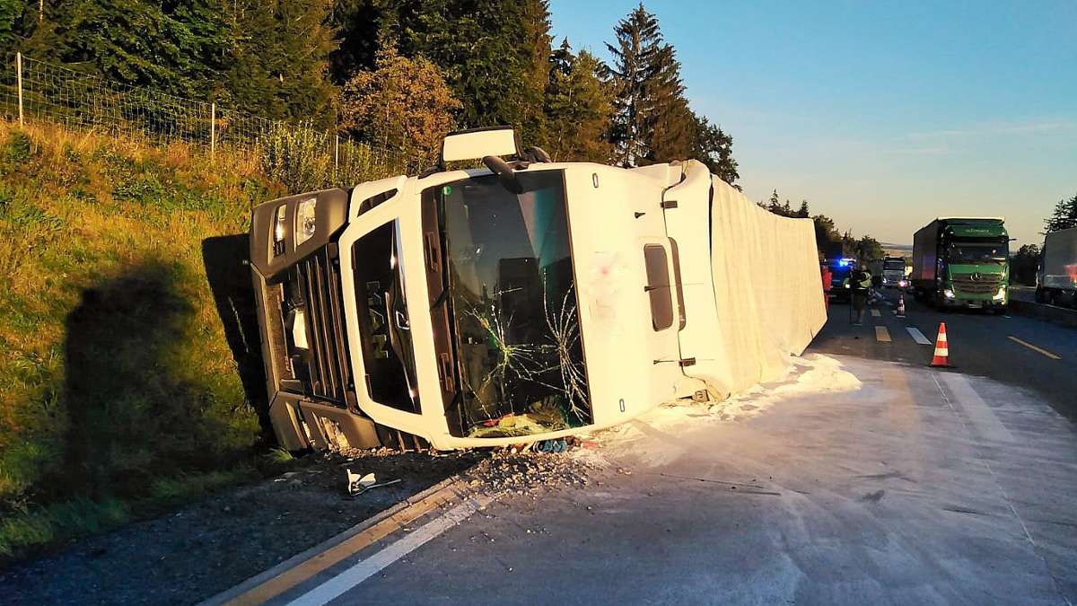Thüringen: Lkw weicht auf Autobahn in Straßengraben aus und kippt um