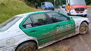 Ungewöhnlicher Unfall: „Polizeifahrzeug“ rutscht in Graben