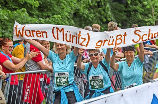 Der weiteste Weg lohnt: Diese Frauen-Laufgruppe aus Mecklenburg hat 2018 das Ziel in Schmiedefeld erreicht. Foto: /Gerhard König