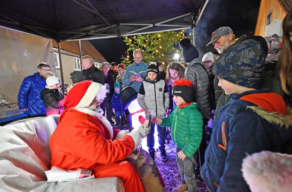 Auch der Weihnachtsmann war in Schackendorf – hier verteilt er  kleine Überraschungen an die Kinder.