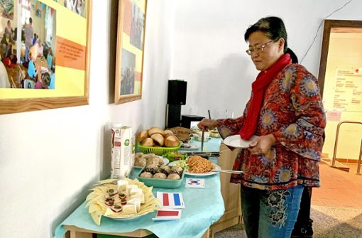 Die Besucher des interkulturellen Frühstücks,  wie Eunjin Geßner aus Südkorea,  können sich  an den angebotenen Speisen bedienen. Foto: Nele Zuber