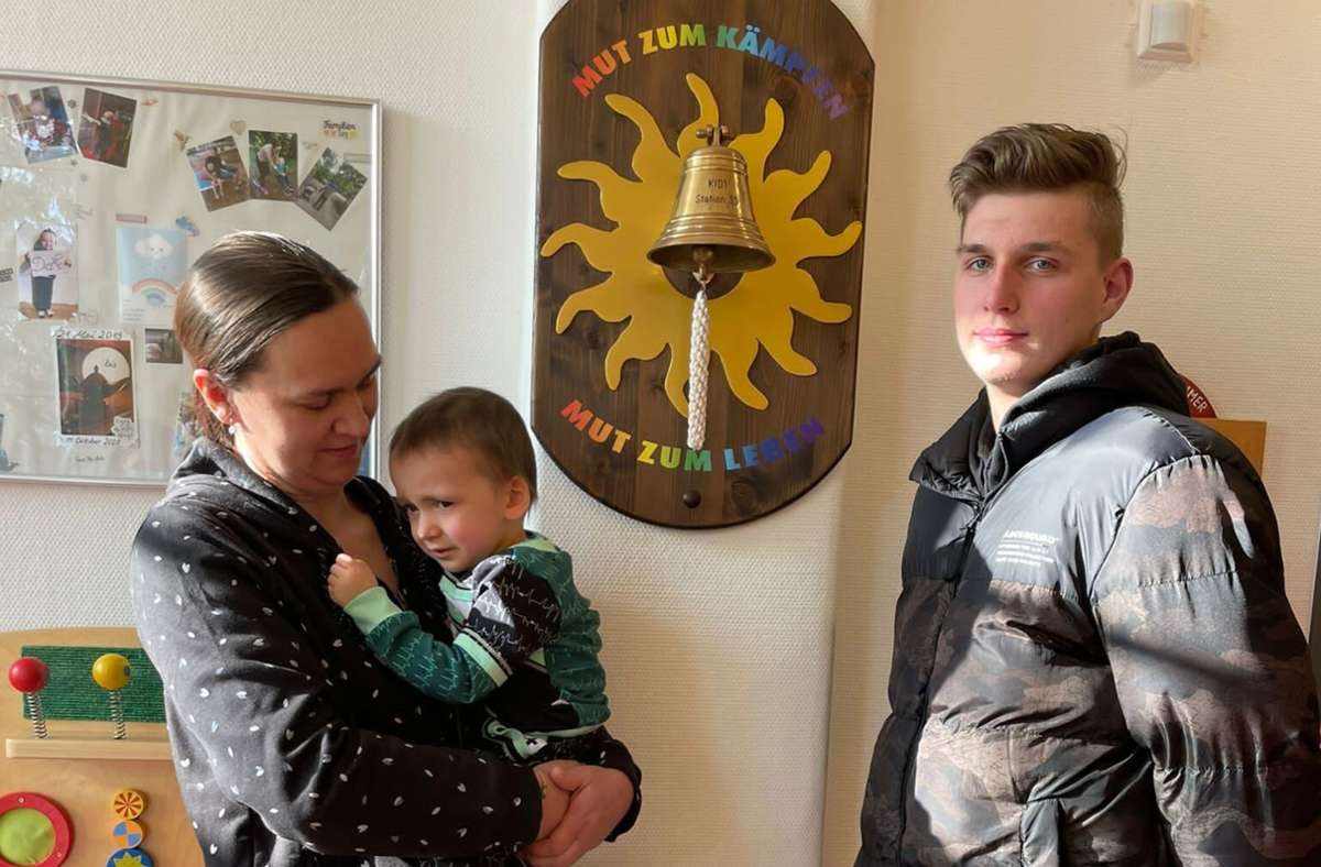 Am 8. Februar sind Stefanie Moersch, der kleine Leonard und  der große Bruder Justin in Erfurt, um die Glocke zum Ende der Chemotherapie-Behandlung zu läuten. Foto: privat/privat