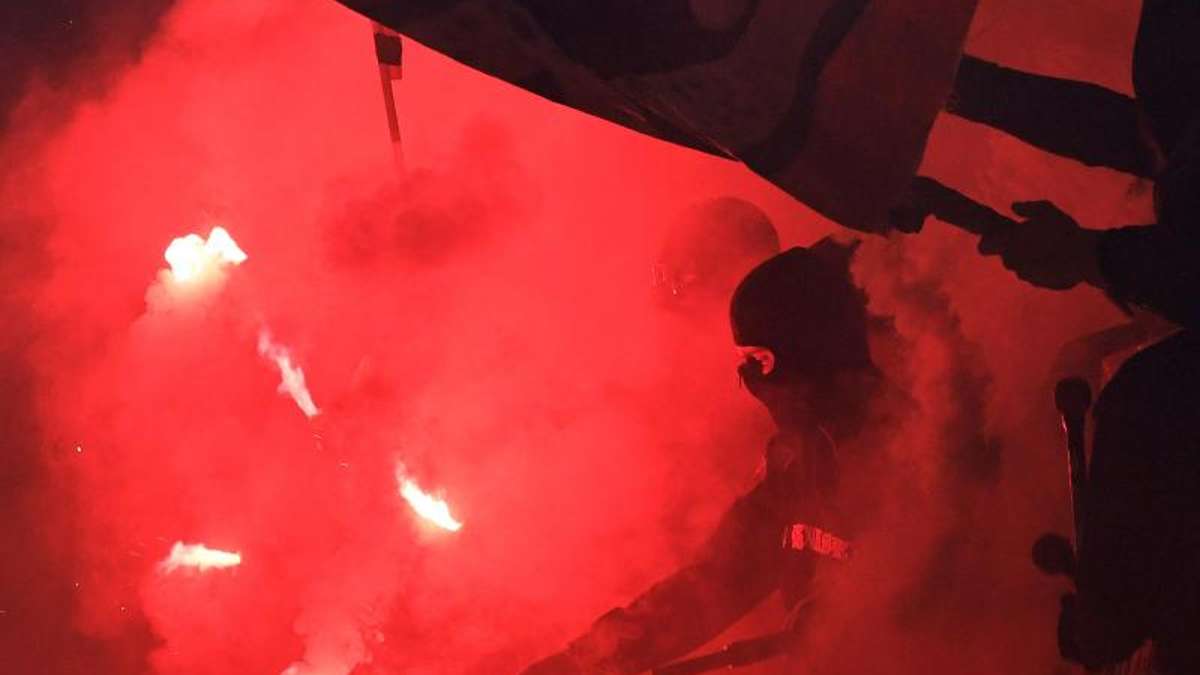 Sonneberg/Neuhaus: Sonneberger Fußballfan zündet Pyrotechnik und rennt vor Polizei davon