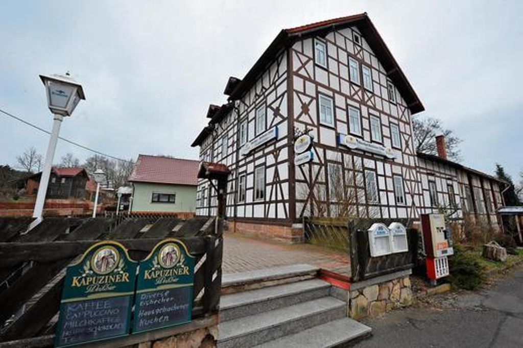 Der Gasthof Goldener Löwe in Kloster Veßra. Im Dezember 2015 hatte der Sprecher des rechtsextremen BZH, Tommy Frenck, das Anwesen übernommen. Foto: frankphoto.de