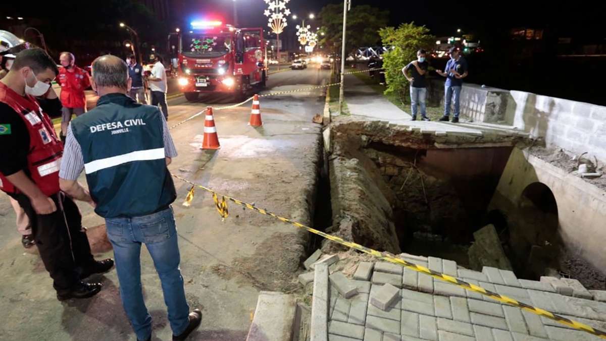 Gehweg in Brasilien bricht ein: Menschen fallen in Kanalsystem