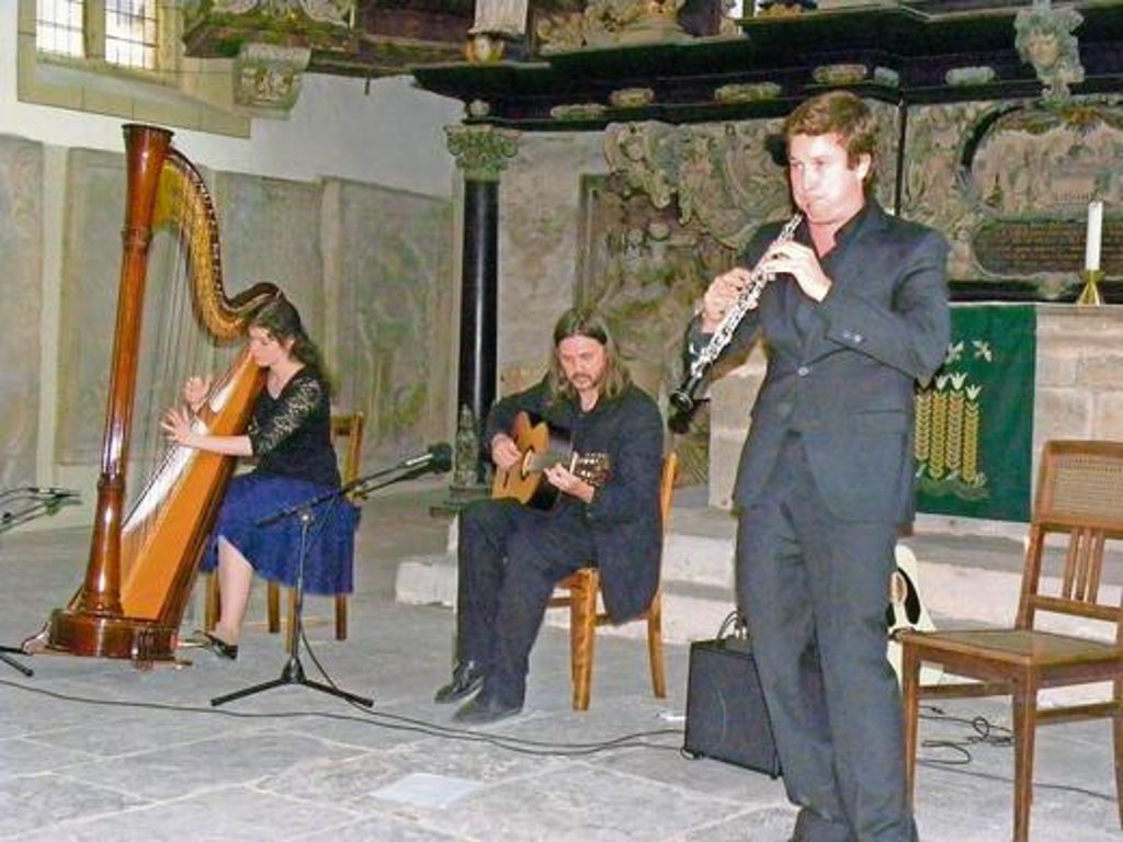 Etwa 70 Zuschauer erlebten ein hörenswertes Trio im Konzert (von links: Jessyca Flemming, Stefan Schmidt, Mykyta Sierov). Foto: Kreckow
