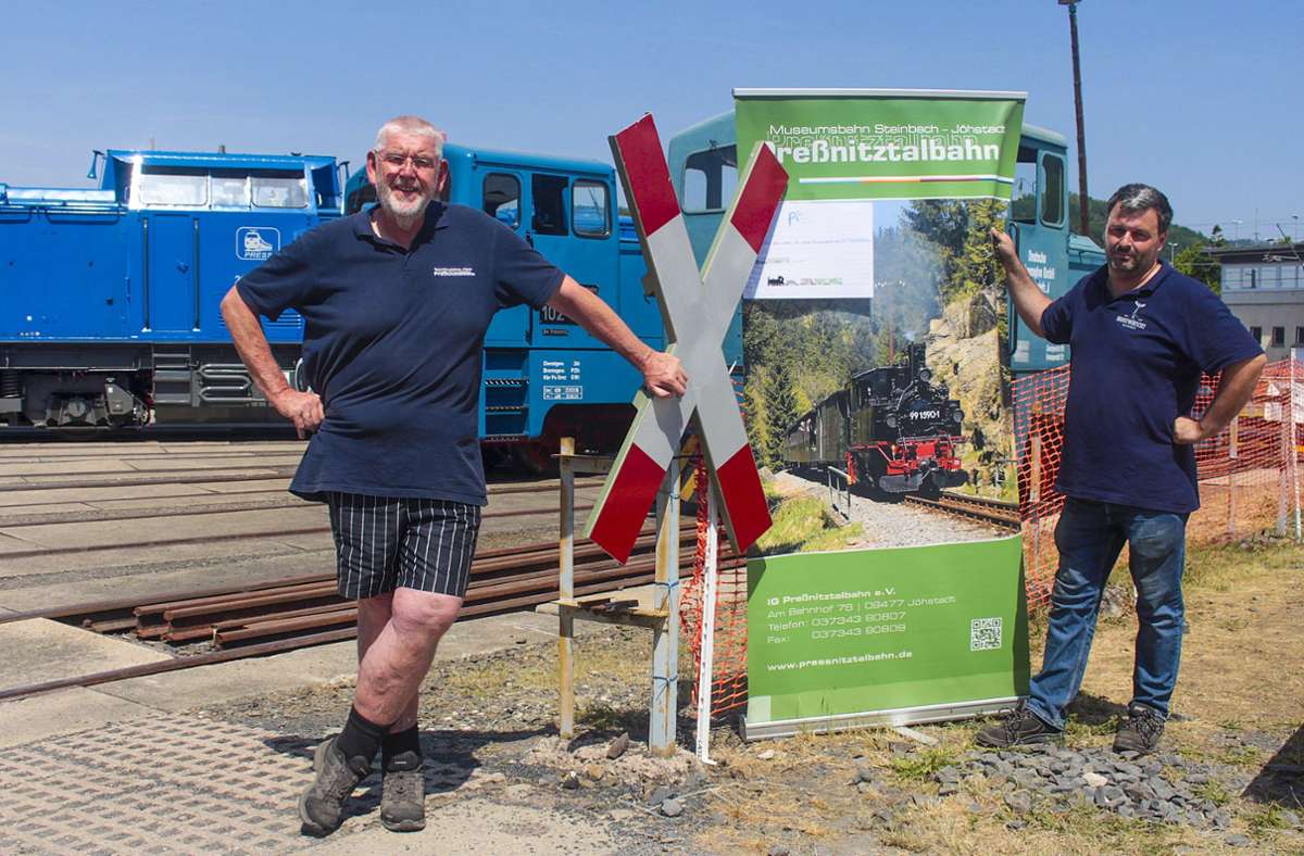 Jürgen Herold von der Preßnitztalbahn in Jöhstadt (links) und Bernd Pöschl von den Eisenbahnfreunden Sonneberg fördern das gute Miteinander ihrer Vereine.
