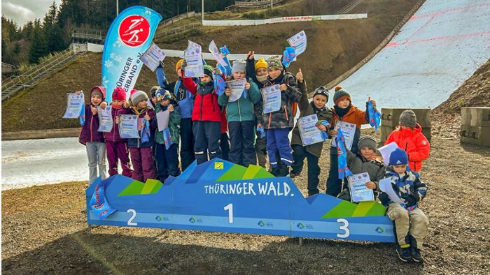 Skitag in Brotterode: Schüler üben im Schanzenauslauf