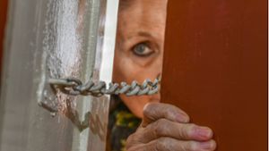 Seniorin schlägt Einbrecher in die Flucht