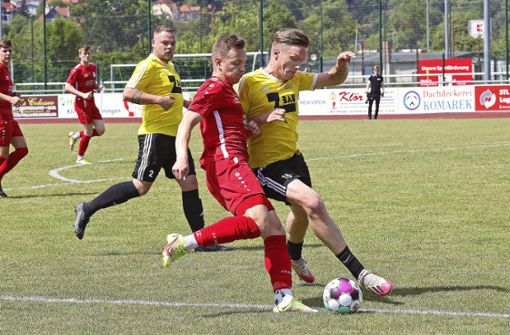 Johannes Greifzu (rechts) klärt im Spiel der Vorsaison in Meiningen gegen VfL-Spieler  Lukas Brinschwitz. Foto: /Norbert Scheidler
