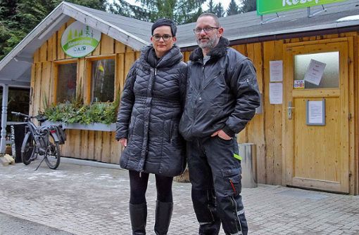 Manuela und Martin Zanker haben Anfang 2021 den Campingplatz im Meyersgrund übernommen. Foto: Uwe Appelfelle
