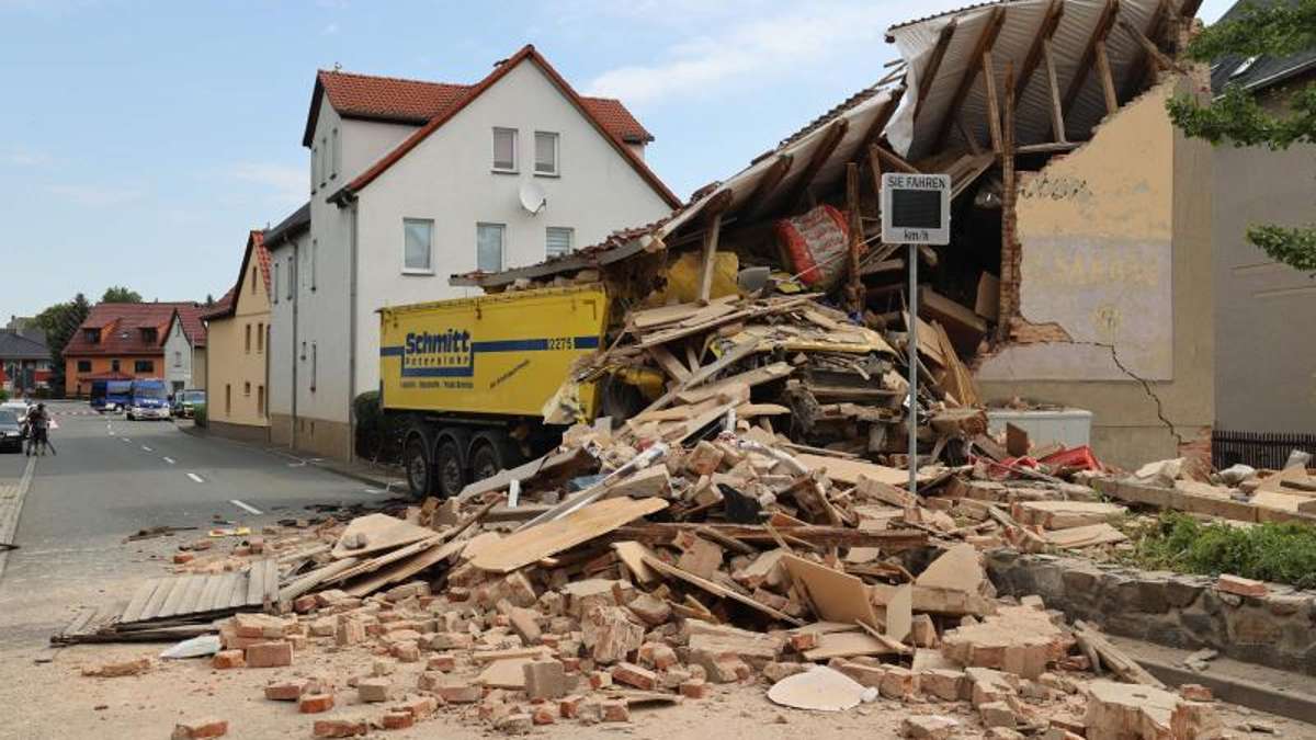 Thüringen: Lastwagen fährt in Haus: Gebäude eingestürzt, Fahrer tot