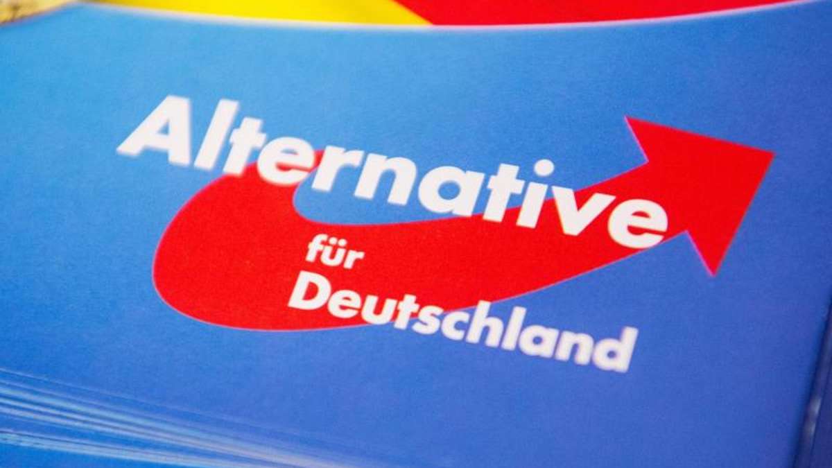 Thüringen: Foto mit AfD-Parteirichter: Hakenkreuzflagge als Tischdecke