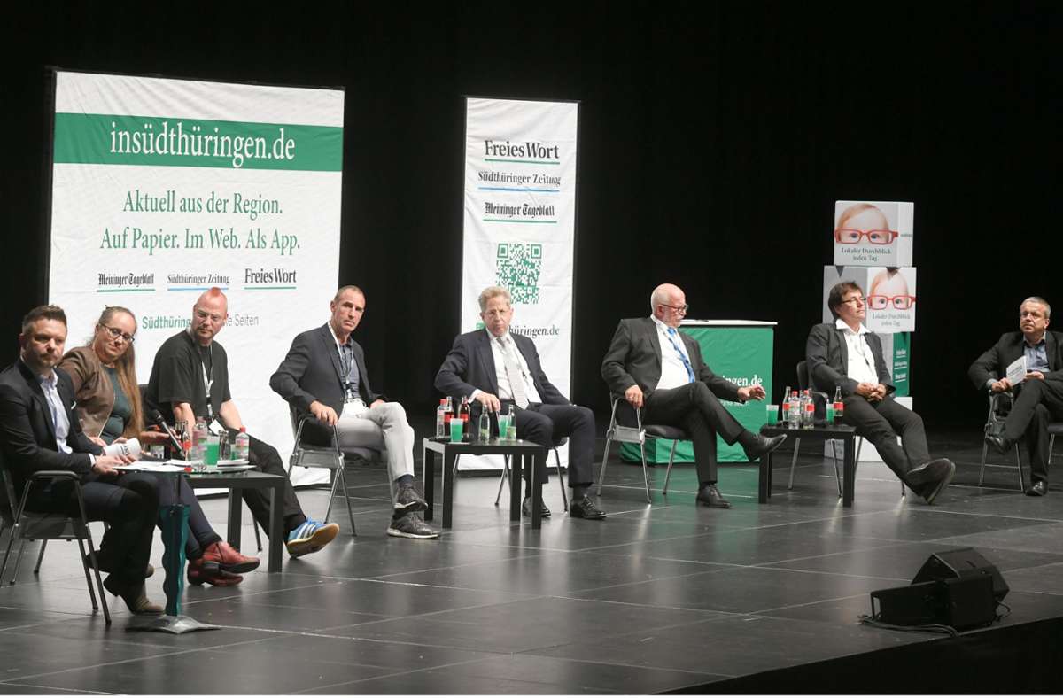 Beim Wahlforum (von links): Chefredakteur Marcel Auermann, Stephanie Erben (Grüne), Sandro Witt (Linke), Frank Ullrich (SPD), Hans-Georg Maaßen (CDU), Jürgen Treutler (AfD), Gerald Ullrich (FDP) und Redaktionsleiter Markus Ermert.