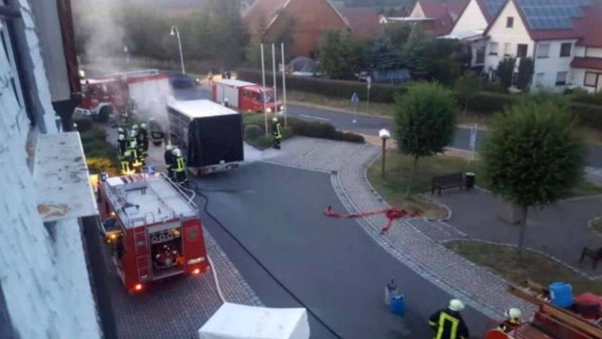 Kaltenwestheim: Heiße Nacht in der Rhön: Transporter gerät auf der Fahrt in Brand
