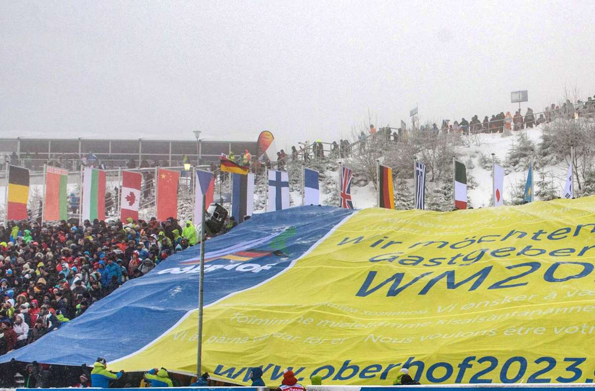 Beim Biathlon-Weltcup im Januar 2018 enthüllten die Fans noch ein riesiges Banner, mit dem sie für die Vergabe der WM nach Oberhof warben. Im September 2018 fiel dann die Entscheidung für Oberhof. Und nun sind es nicht einmal mehr vier Monate bis zu den Titelkämpfen. Foto: Gerhard König