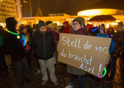 Demonstranten der No-Sügida auf dem Platz der Deutschen Einheit. Foto: ari