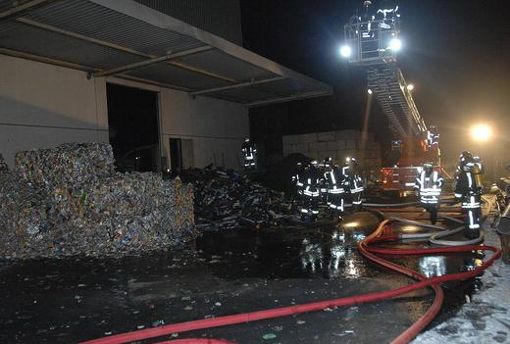 Feuerleute beim Löscheinsatz in der Rohrer Recyclingfirma. Foto: b-fritz.de
