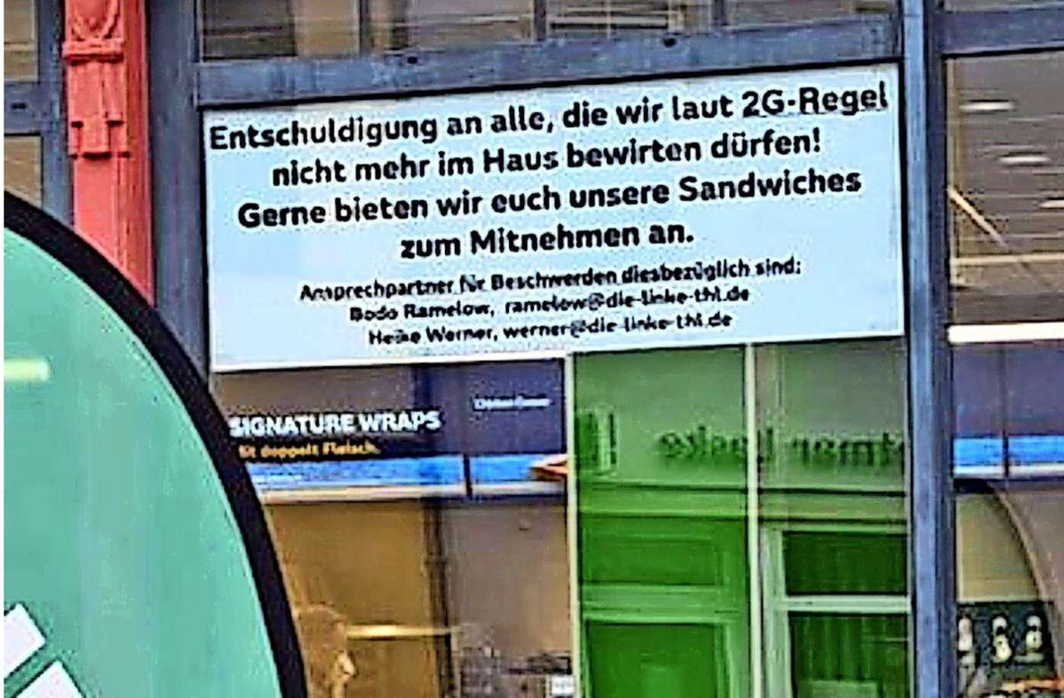 Dieses Plakat im Fenster des Ilmenauer Fast-Food-Restaurants sorgte zu Wochenbeginn  für Aufsehen. Foto: Twitter/@henfling_m