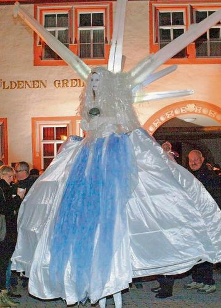 Eiskönigin Andrea faszinierte die Gäste beim Bach-Advent auf ihren hohen Stelzen. Foto: Richter