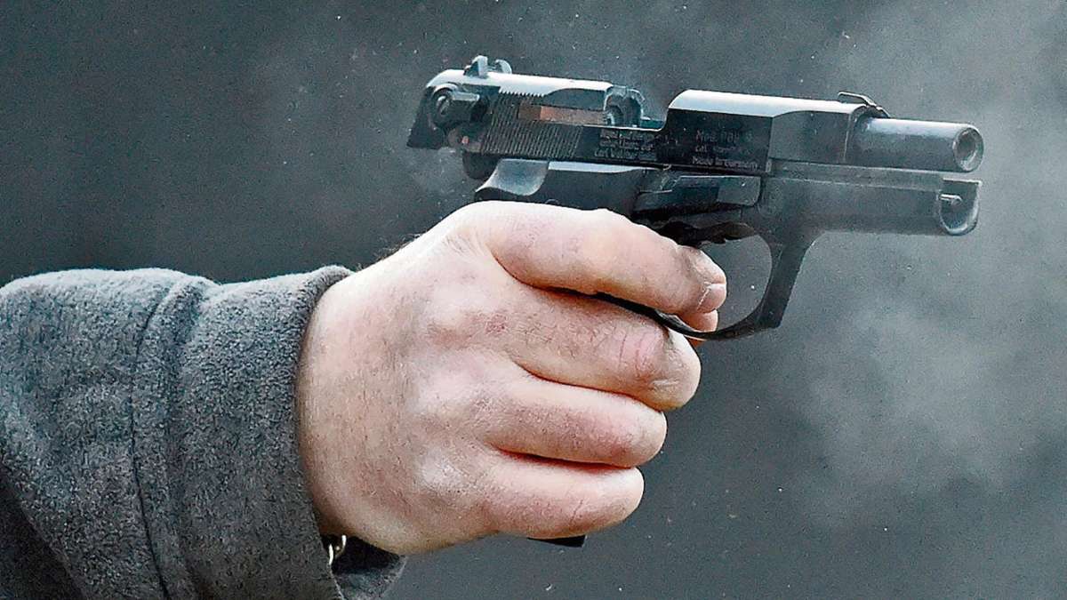 Nachbar-Regionen: Coburg: Unbekannter schießt mit Schreckschuss-Pistole auf 19-Jährigen