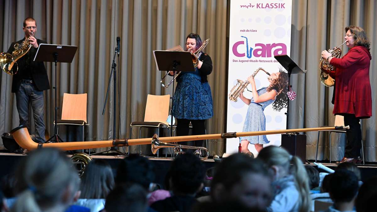 Grundschule Wolkenrasen meets „Clara“: Profimusiker erklären die Welt der Instrumente