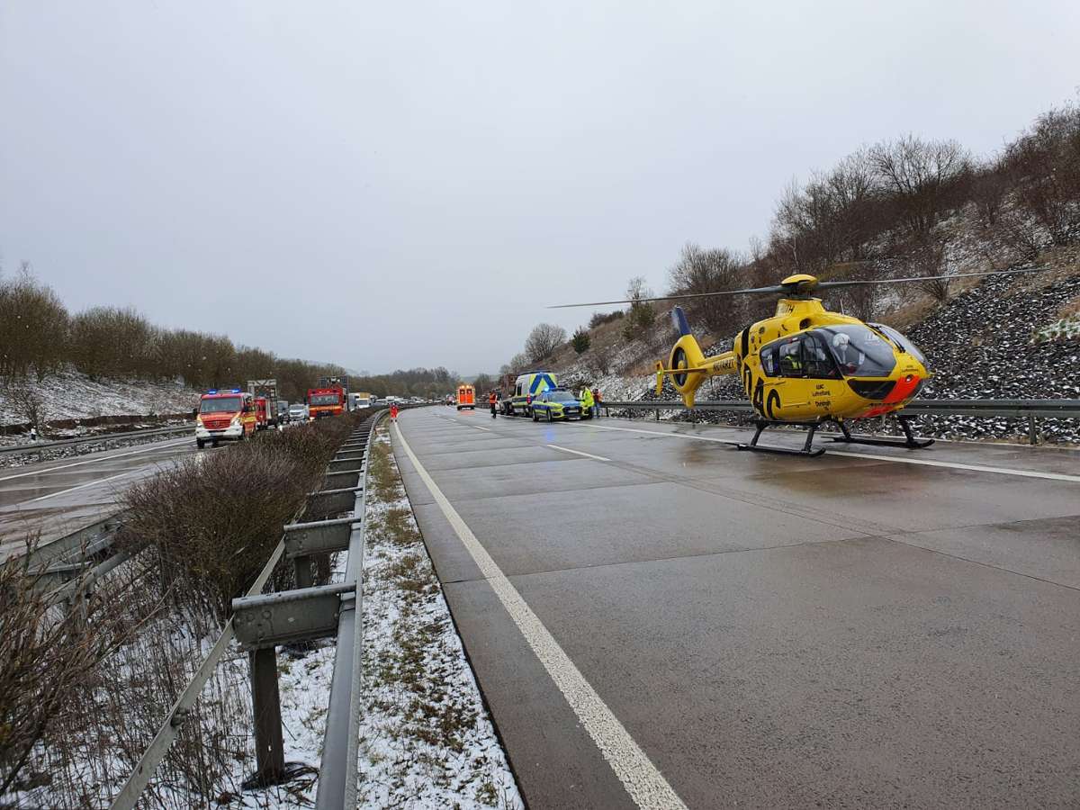 Mehrere Verletzte bei gleich 4 Unfällen auf der A 71 zwischen Rentwertshausen und Meiningen Süd.