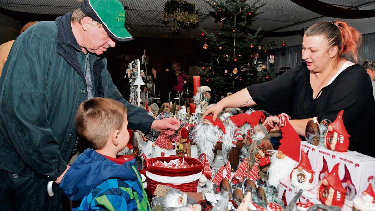 Schnett: Regensicherer Weihnachtsmarkt lockt viele Besucher nach Schnett