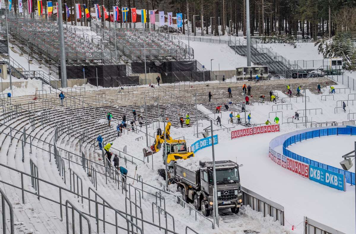 Großeinsatz: Helfer räumen Schnee von den Tribünen im WM-Stadion.
