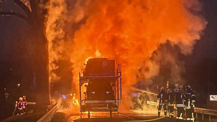 Inferno auf B 62: Anhänger mit Autos für Stuntshow brennt aus
