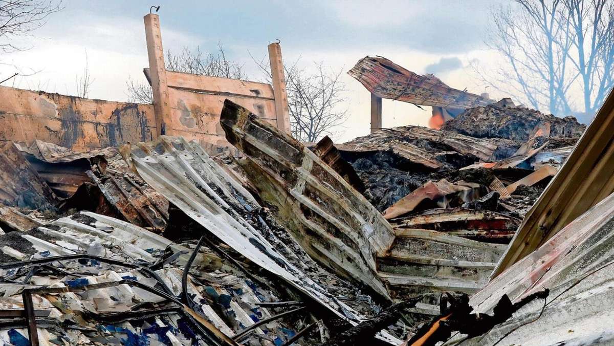 Schmalkalden: Abgebrannte Lagerhalle hält Feuerwehr auf Trab