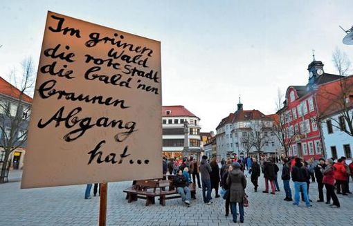 Mit deftigen Plakaten wurde am Montagabend auf dem Markt der Abzug der fremdenfeindlichen Sügida-Demonstrationen gefeiert. Foto: frankphoto.de