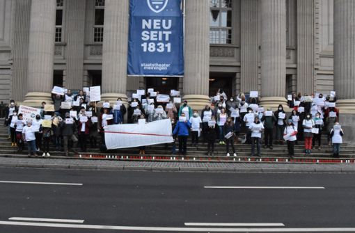 Die Gegner der Impfpflicht vor dem Meininger Staatstheater. Foto: /Ralf Ilgen