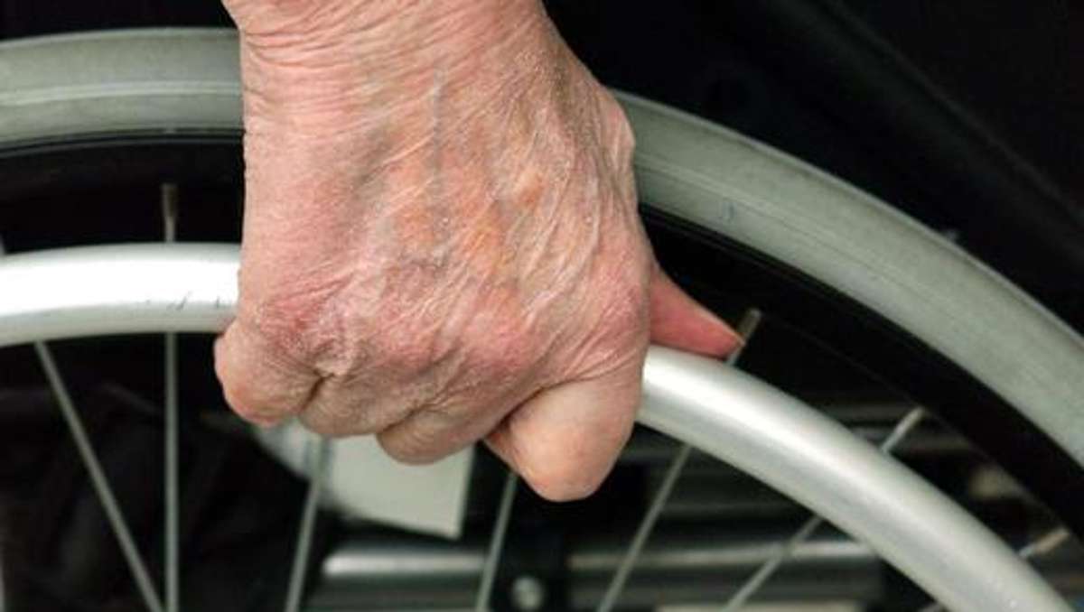 Weil sie geraucht hat: Mann wirft 82-jährige Rollstuhl-Fahrerin auf den Boden
