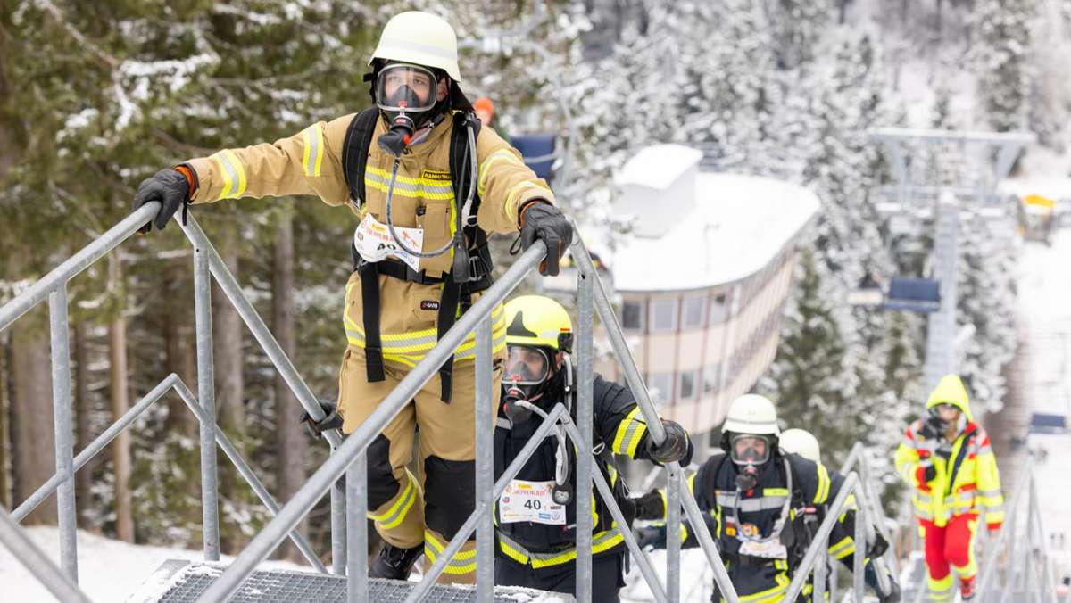 Treppenlauf in Oberhof: Feuerwehrleute stürmen die Schanze hinauf
