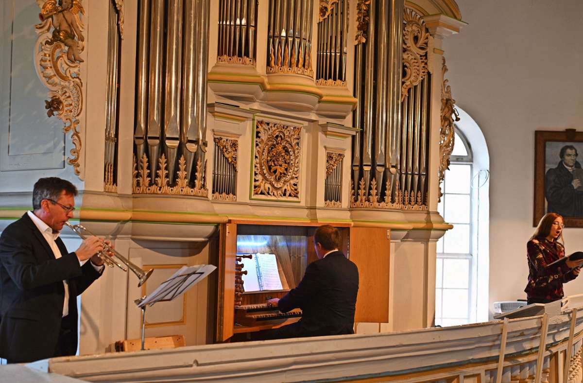 Die Kirchenmusikdirektoren Matthias Schmeiß (Trompete) und Torsten Sterzik (Mitte, Orgel) sorgen zusammen mit Sopranistin Julia Lucas für ein Konzerterlebnis. Foto:  