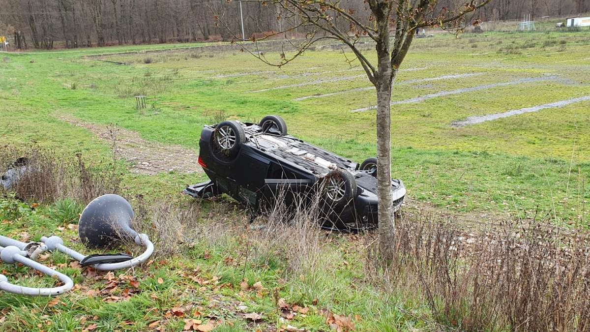Unfall im Landkreis Hildburghausen: Auto rollt nach Zusammenstoß Abhang hinunter