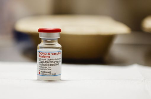 Eine Ampulle gefüllt mit dem Impfstoff «Moderna» steht auf einem Tisch in einem Impfzentrum. Foto: dpa/Frank Molter