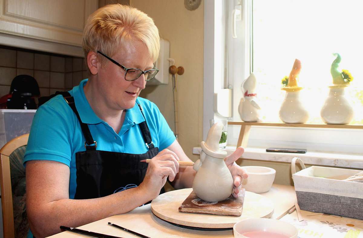 In ihrer Werkstatt arbeitet Kerstin Weigelt mit viel Fantasie, Hingabe und Geduld – sowie Tortenplatte  und anderen Küchenutensilien, bis aus einer Tonkugel ein putziger Wicht entsteht.