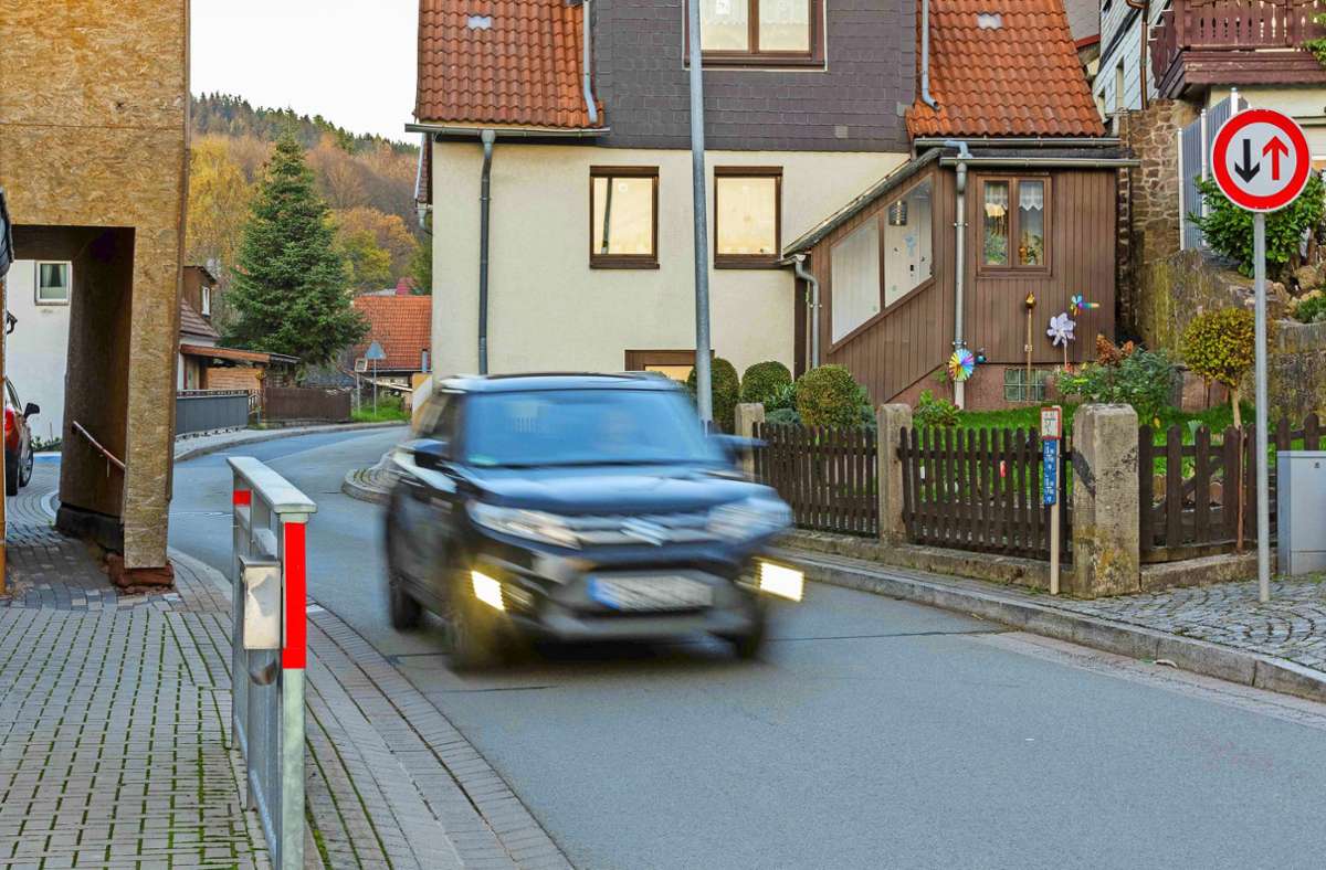 An der engsten Engstelle in Altersbach führt der Gehweg durch ein Haus (links). Alle Bemühungen um eine Geschwindigkeitsbegrenzung oder eine Tonnagebegrenzung für den Schwerlastverkehr waren bislang vergeblich. Foto: Sascha Willms