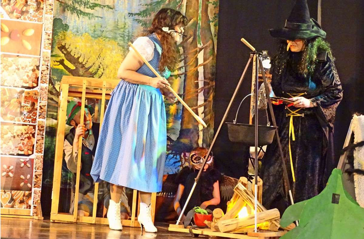 Landrätin Petra Enders (Mitte) spielte bei der diesjährigen Märchenaufführung in Großbreitenbach die Rolle der Gretel. Foto: Karl-Heinz Scherer