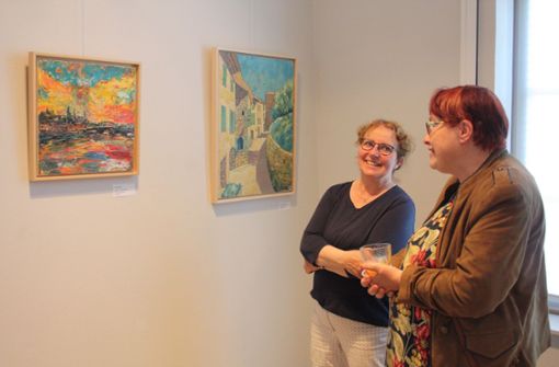 Museumsleiterin Ulrike Rönnecke und Sammlerin Birgit Schwertling vor ihrem Lieblingsbild von Tobias Nicklitzsch „Dresden“. Foto:  