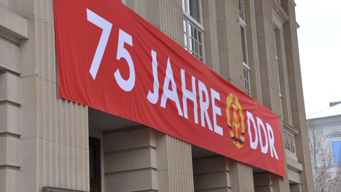 DDR-Fahne weht am Theater