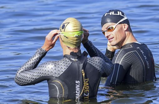 „Mein gutes Schwimmen gab den Ausschlag“:   Triathlet Henry Beck (rechts) macht sich fertig für den Start. Foto: frankphoto.de/Karl-Heinz Frank