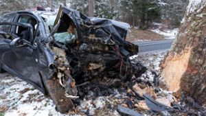 Tödlicher Unfall: Autofahrerin prallt mit Wagen gegen Baum