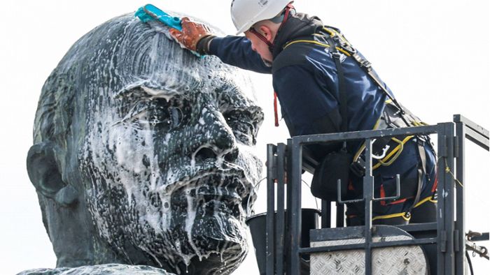 Hitler-Künstler gießt den ersten Lenin